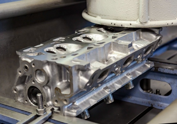 Schleifen des Zylinderkopfes